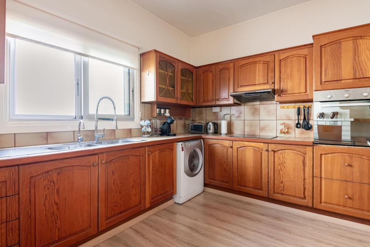 Central, Renovated, Fully Equipped, Spacious 3Bd Strovolos Екстер'єр фото